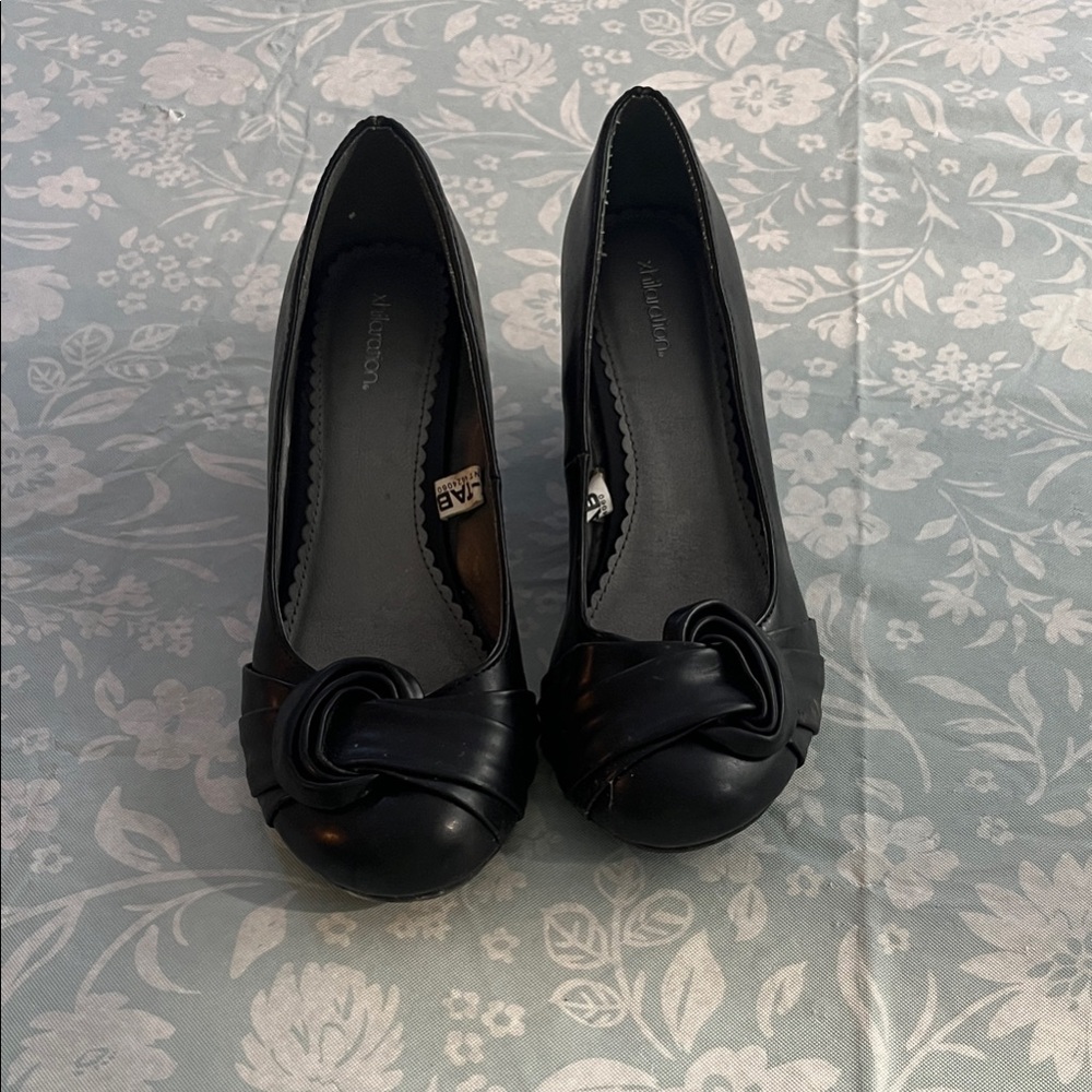 Xhilaration Black Heels with Knot Accent